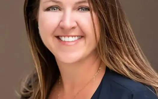 agent profile picture for Danielle Roberson on luxury homes website