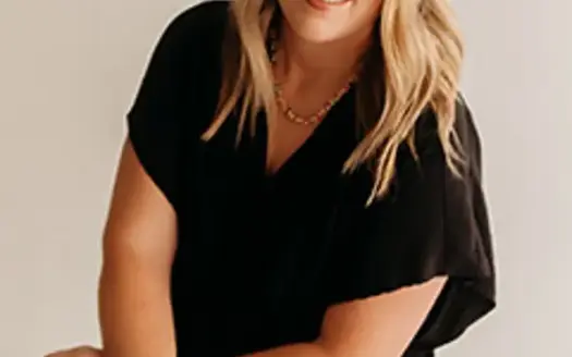 agent profile picture for Kelsey Hancock on luxury homes website