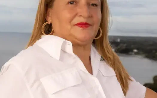 agent profile picture for Gladys Espinosa on luxury homes website