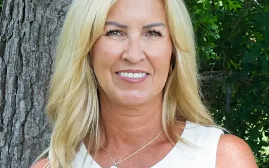 agent profile picture for Roxanne Byram on luxury homes website