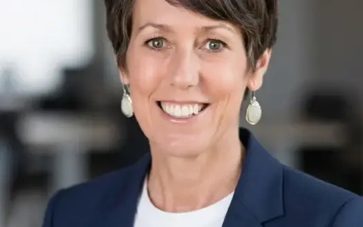 agent profile picture for Gwen Smith on luxury homes website