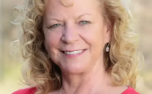 agent profile picture for Cindy Garvey on luxury homes website
