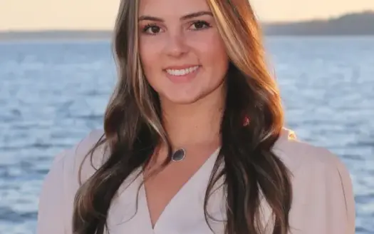 agent profile picture for Alexis Linson on luxury homes website