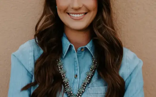 agent profile picture for Peyton Shelley on luxury homes website