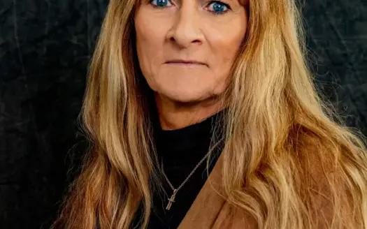 agent profile picture for Mendy Reece on luxury homes website