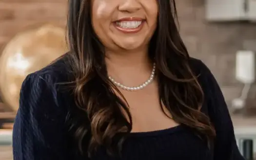 agent profile picture for Veronica Galvan on luxury homes website