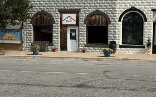 Location1/City1} Kansas restaurant and bar real estate listing photo 1
