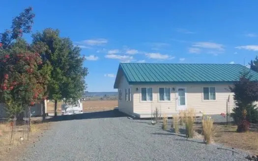 Like Brand New /3 Bdr/2 Bth Ranch Style Country Home